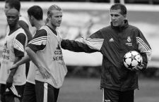 David Beckham (li.) bekommt von Trainer Carlos Queiroz (beide Real Madrid) während des Trainings Anweisungen