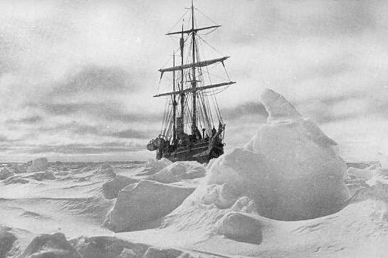 El Endurance, atrapado en el hielo, fotografiado por sus propios tripulantes.
