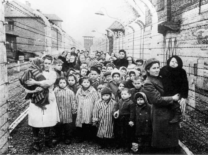 Niños en un campo de exterminio nazi, alrededor de 1945. Foto World History Archive  Cordon Press