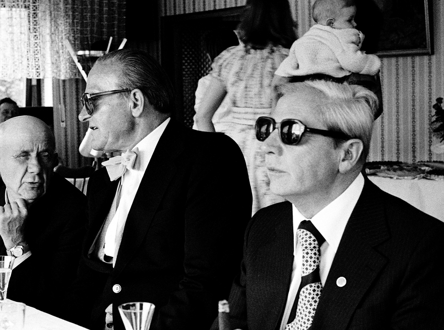 Alte Kameraden der SS mit Smoking und Sonnenbrillen… und anderen Fotos des ehemaligen Deutschland