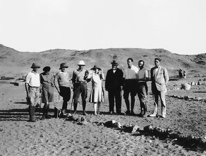El tercero desde la derecha, junto al resto del equipo en la excavación de Karanis (DP)