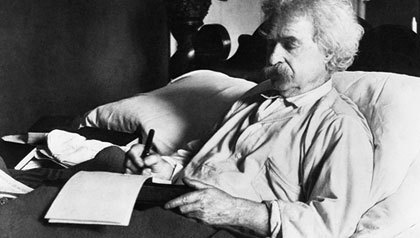 Mark Twain escribiendo en la cama. Foto: Biblioteca del Congreso de los Estados Unidos (DP)