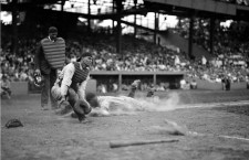 Lou Gehrig puntuando frente a Hank Severeid . Foto: Library of Congress (DP)
