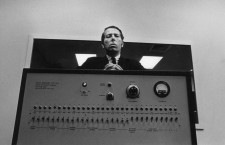 Milgram y su falsa máquina de achicharrar. Fotografía: Joel Elkins / Yale University Archives, Digital Images Database