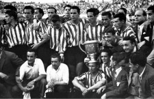 Escudero, tercero por la izquierda, después de ganar la Copa del Generalísimo del 44. Imagen: cortesía de Memorias del fútbol vasco.