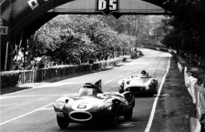 Hawthorn, primero en su Jaguar, seguido de cerca por el Mercedes de Fangio. Foto cortesía de Moss Motoring.