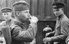 Soldados del Ejército Rojo bebiendo vodka, 1941. Fotografía cortesía de Военное обозрение.