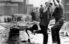 Trabajadores bailando mientras suena un gramófono en 1923. Foto: Cordon.