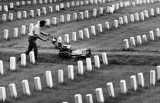8654: Mowing the lawn at Veteran's Administration Woods Cemetery. August 27, 1980
© Milwaukee Journal Sentinel/Wisconsin Historical Society/Courtesy Everett Collection