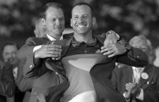 Sergio Garcia of Spain is presented the green jacket by last year's champion, Danny Willett of England, after Garcia won the 2017 Masters golf tournament in a playoff at Augusta National Golf Club in Augusta, Georgia, U.S., April 9, 2017. REUTERS/Brian SnyderCODE: X90051
Sergio Garcia gana el Master de Augusta
50/cordon press