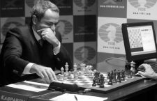 Chess grandmaster Garry Kasparov studies the board against the chess supercomputer Deep Junior, during the third game of the Man vs. Machine chess championship, in New York January 30, 2003. Kasparov defeated the computer in their first contest of a six game showdown, and drew on the second game. The contest is scheduled to run through February 7.       REUTERS/Jeff Christensen/NYK01D/30014/CORDON PRESS