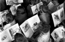 Niños leyendo, ca.1960. Fotografía: Archives New Zealand.
