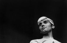 Francine Amaury (g) felicitant Eddy Merckx vainqueur du Tour de France le 3 janvier 1977   --- Francine Amaury (l) congratulating Eddy Merckx winner of Tour de France january 3, 1977 *** Local Caption *** Francine Amaury (l) congratulating Eddy Merckx winner of Tour de France january 3, 1977
