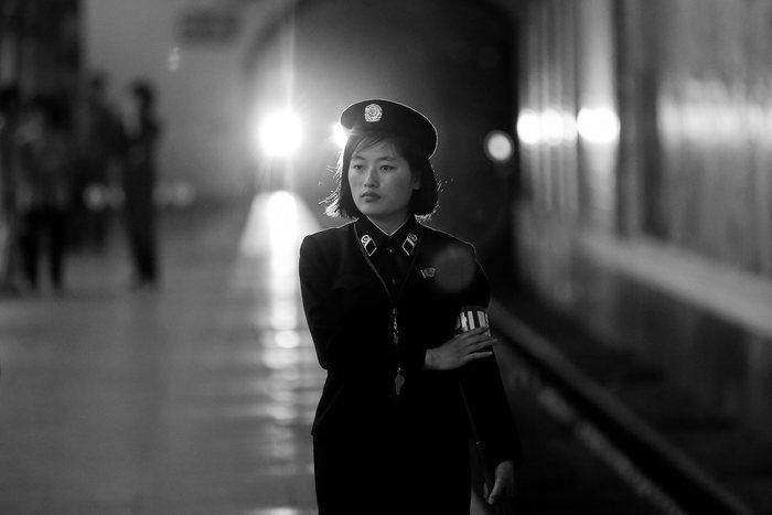 A subway worker walks away after a train departed the station in central Pyongyang, North Korea May 7, 2016.  REUTERS/Damir Sagolj - RTX2D7PY
Resumen 2016