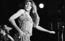 Tina Turner (epoque Ike & Tina Revue) en concert a l'Olympia a Paris 1971  (robe Azzaro)  -- Tina Turner (dress by Azzaro) on stage at the Olympia in Paris in 1971 (Ike & Tina Revue)