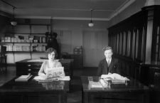 Periodistas de la agencia GPA en sus escritorios, ca. 1930. Fotografía: Getty.
