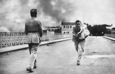 Under fire, French journalist Raymond Vankers dashes across the International bridge over the the Bidasoa river, from Irún, Spain, to Hendaye, France, to save a baby during the Battle of Irún, during the Spanish Civil War, 6th September 1936.  (Photo by Horace Abrahams/Keystone/Hulton Archive/Getty Images)