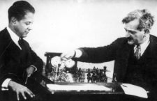 circa 1923:  German chess master Emanuel Lasker (1868 - 1941) right and  Cuban master Jose Raul Capablanca (1888 - 1942) in a game which ended in a draw.  (Photo by Hulton Archive/Getty Images)