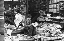 Un niño entre los escombros de una librería londinense durante el Blitz, el bombardeo de Reino Unido
por parte de la Alemania nazi entre 1940 y 1941. Fotografía: The National Archives.