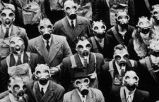 Telefonistas e ingenieros de Londres probando sus máscaras antigás en un simulacro, 1937.
Fotografía: Harry Todd / Fox Photos / Getty Images.