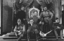 Soldados soviéticos en el trono de Puyi tras la conquista de Changchun.