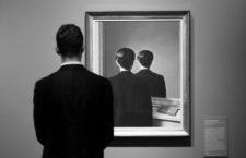 Un hombre frente a La reproduction interdite (René Magritte, 1937) en Berlín, 2017. Fotografía: Daniel Reinhardt / Getty.