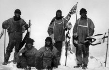 Los miembros del equipo de Scott en el Polo Sur, el 18 de enero de 1912. De izquierda a derecha, de pie: Oates, Scott, Wilson; sentados: Bowers, Evans. Foto preparada por Bowers.