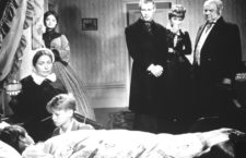 Kai al lado de la cama de Hanno, un fotograma de la película alemana de 1959 Buddenbrooks. Imagen: Filmaufbau.