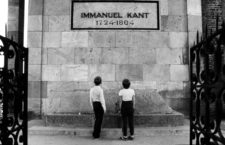 Dos niños visitan la tumba de Kant
en la catedral de Königsberg, 1991. Fotografía: Getty.