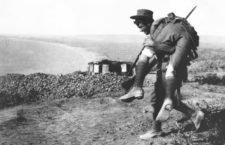 Un soldado australiano acarrea a su compañero hasta el hospital de campaña en el estrecho de los Dardanelos, ca. 1915. Fotografía: Getty.