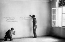 Dos soldados estadounidenses escriben grafitis sobre la pared de la habitación donde nació Adolf Hitler después de conquistar Braunau, Austria, en febrero de 1945. Fotografía: Getty.