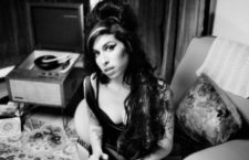 Amy Winehouse en el videoclip de Back To Black. Imagen: Universal-Island Records.