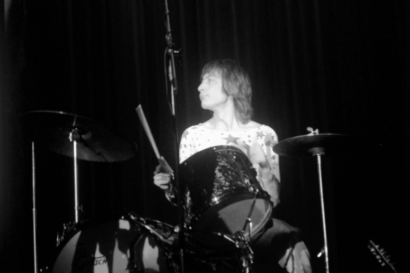 Charlie Watts durante un concierto de los Rolling Stones en 1970