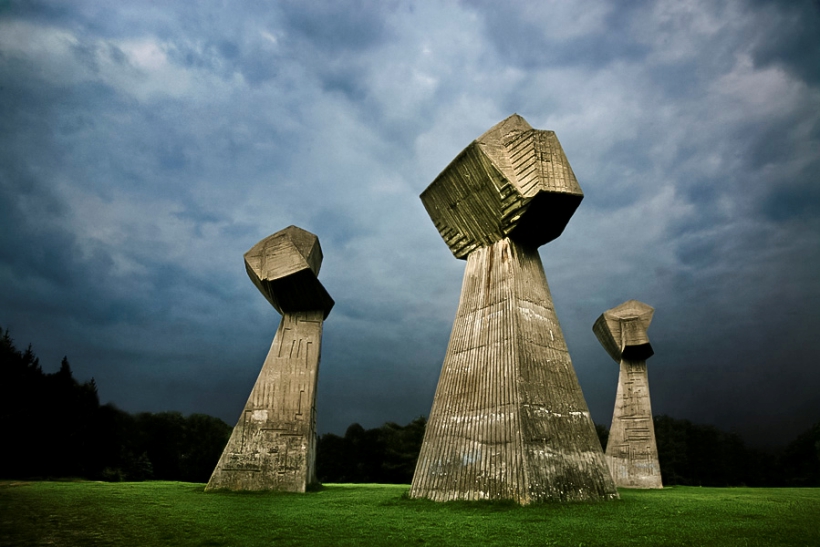 Spomenik Los tres puños (Nis, Serbia) Foto Mikica Andrejic CC