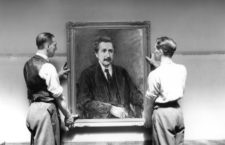 Dos operarios cuelgan un retrato de Albert
Einstein pintado por Max Liebermann, 1938. Fotografía: Getty.