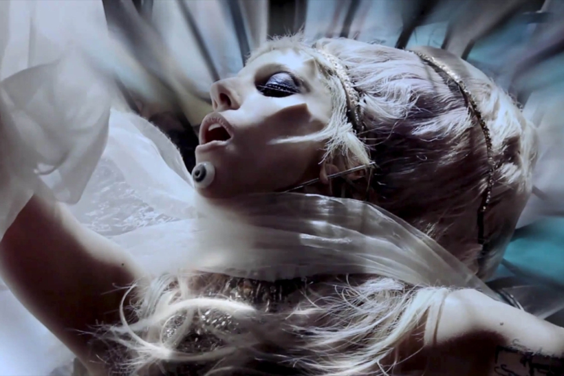 Lady Gaga en el vídeo Born This Way nacer para la música